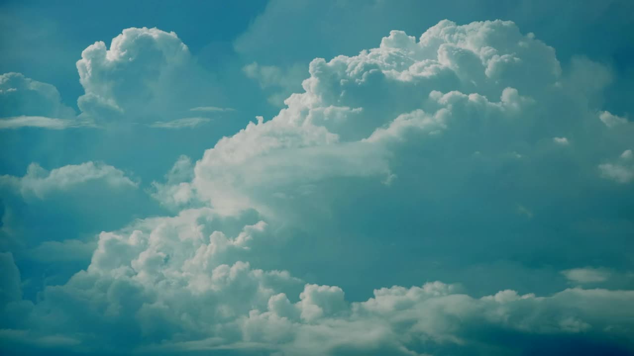 4K云景过渡到黑暗风暴多云多雨的天空与雨云。天空自然背景。天气变化预报概念。Change Timelapse时间间隔视频素材