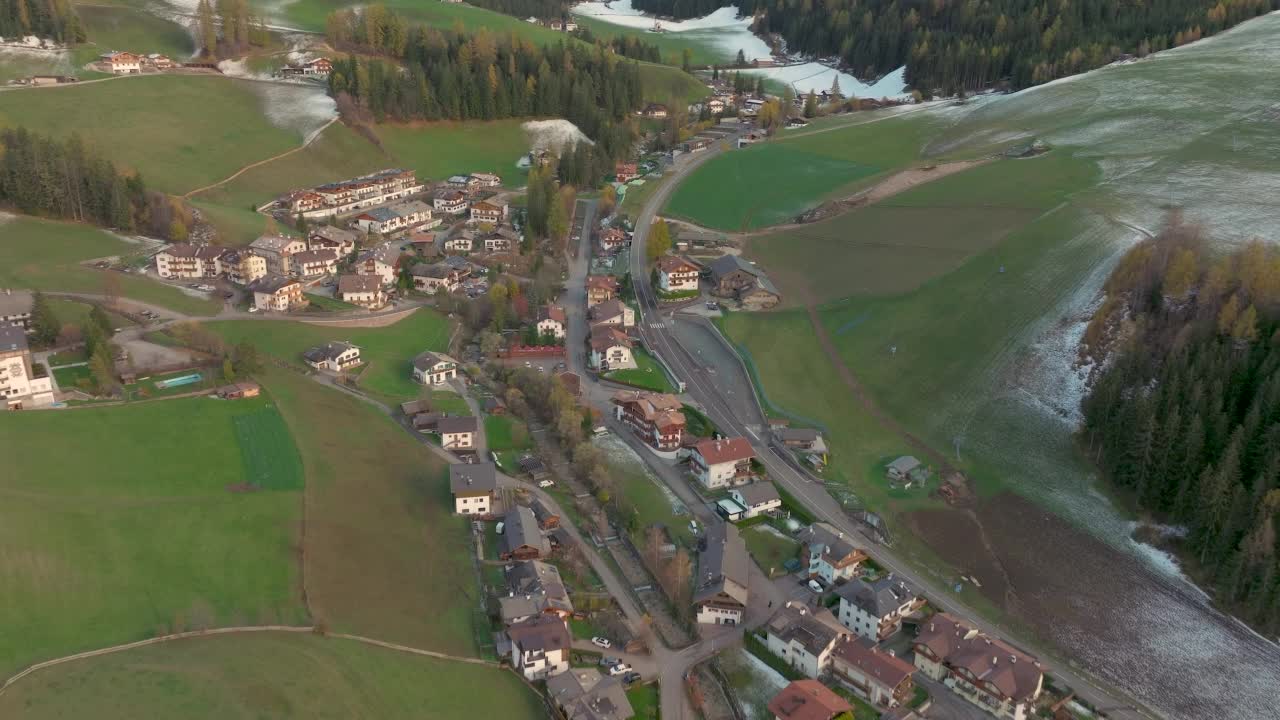 空中拍摄的Santa Maddalena村庄，背景是白云石山脉视频素材