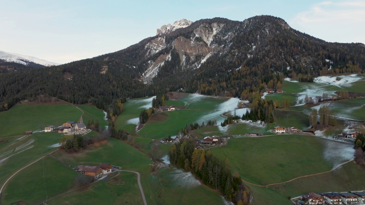 空中拍摄的Santa Maddalena村庄，背景是白云石山脉视频素材