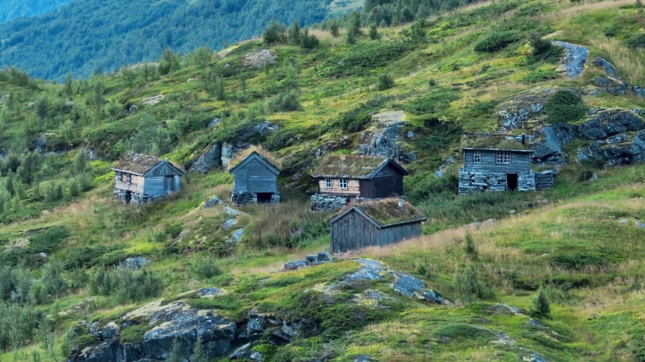 山上挪威村庄的风景鸟瞰图视频素材