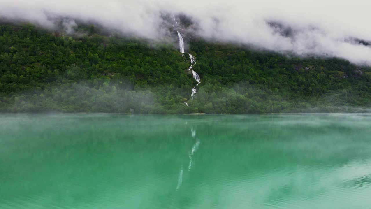 鸟瞰挪威的绿松石湖视频素材