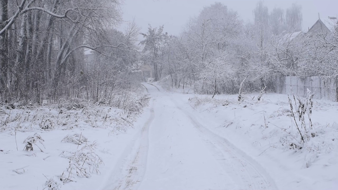 冬天。农村的道路被雪覆盖。视频素材