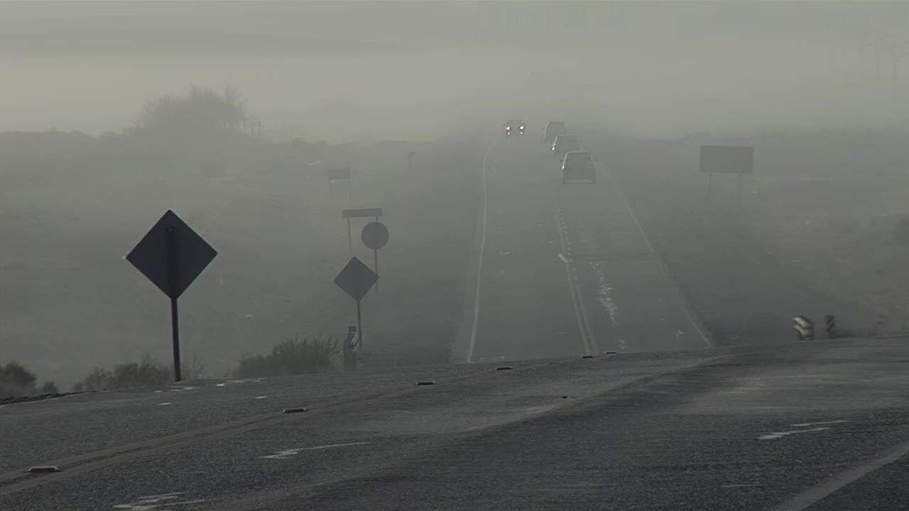 阿根廷巴塔哥尼亚丘布特省盖曼附近大雾天气的道路。视频素材