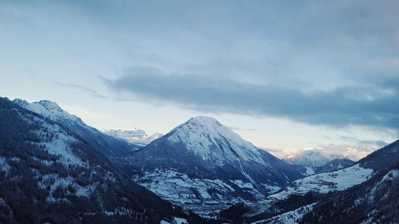 冬季美丽的山脉，早晨在瑞士阿尔卑斯山的航拍镜头。雪山视频素材