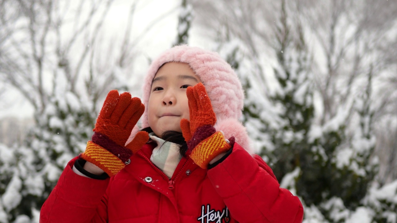 《雪里的小女孩叫妈妈视频素材