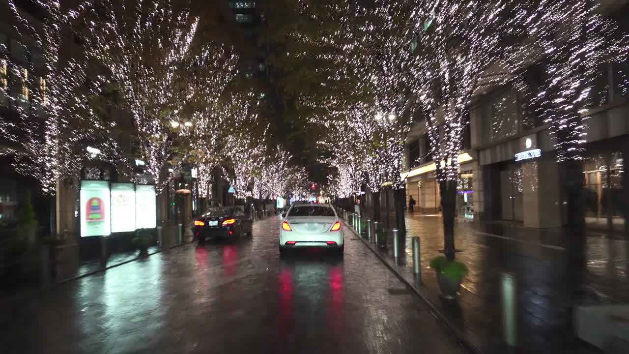 在雨夜开车。东京丸之内的圣诞灯饰视频素材