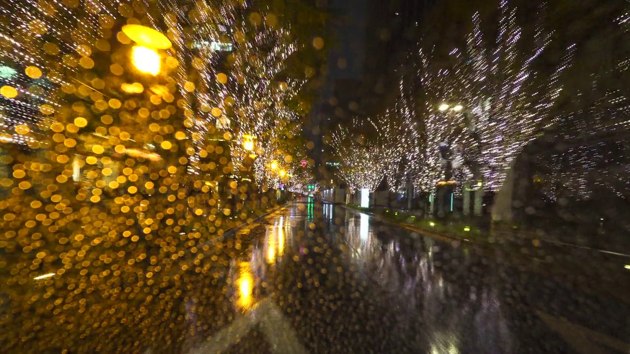 在雨夜开车。东京丸之内的圣诞灯饰视频素材