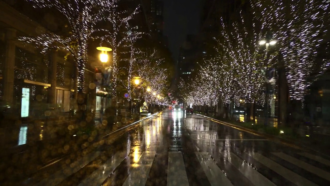 在雨夜开车。东京丸之内的圣诞灯饰视频素材