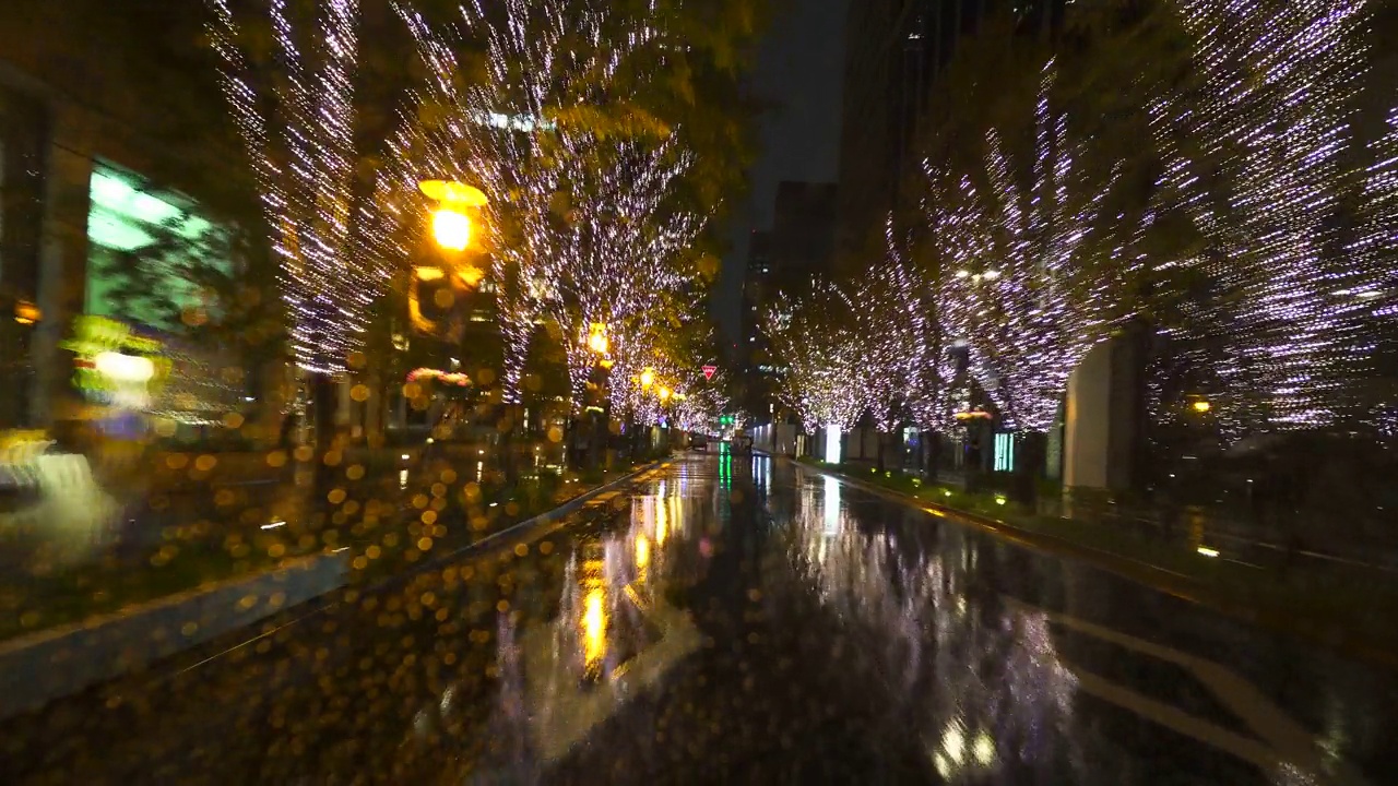 在雨夜开车。东京丸之内的圣诞灯饰视频素材