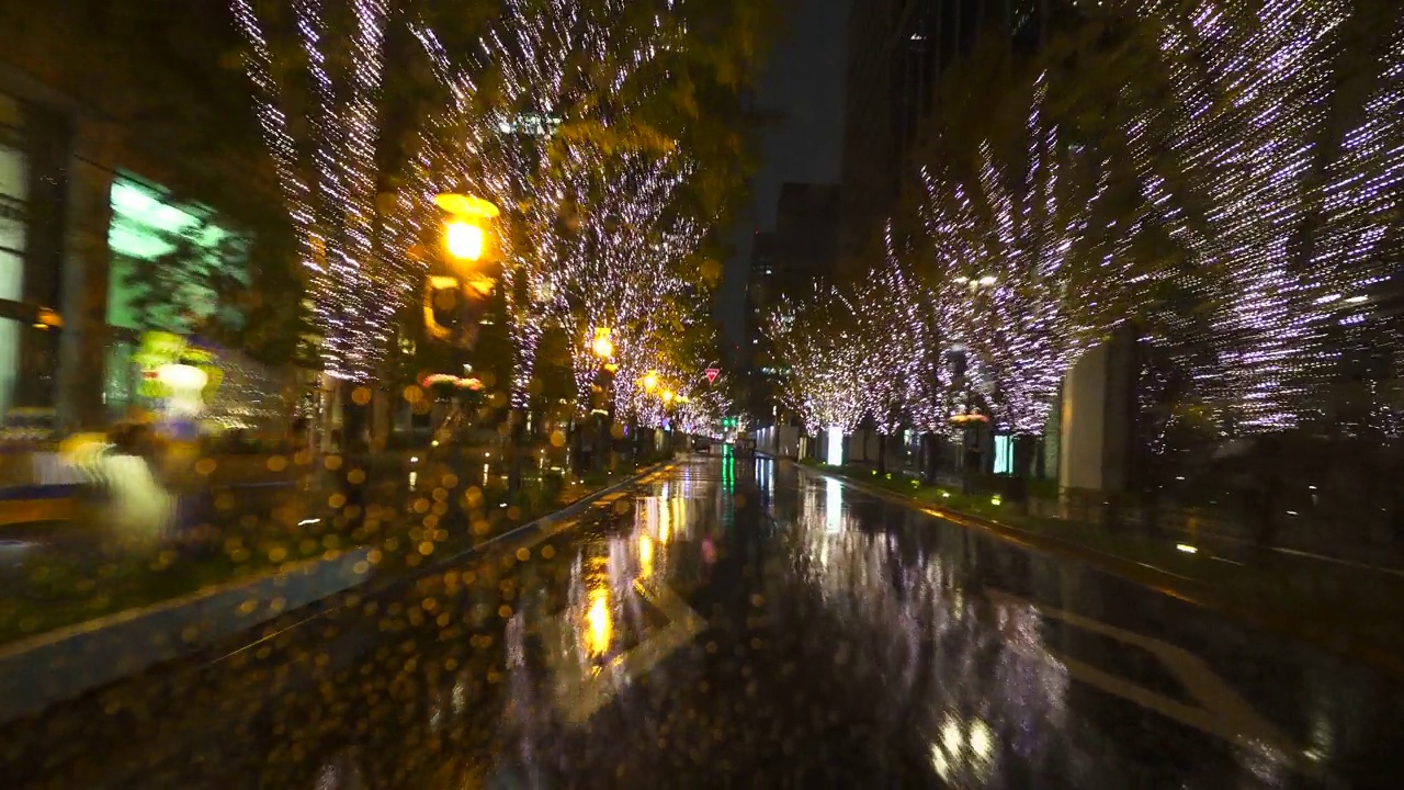 在雨夜开车。东京丸之内的圣诞灯饰视频素材