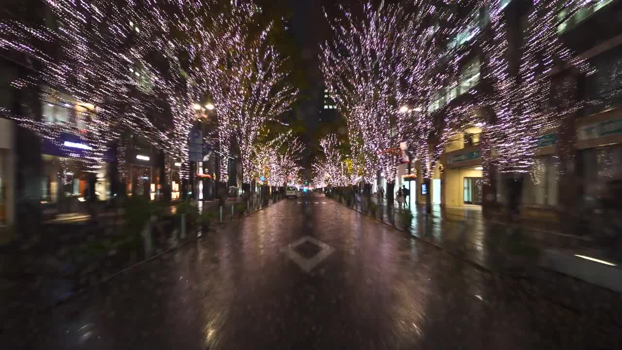 在雨夜开车。东京丸之内的圣诞灯饰视频素材