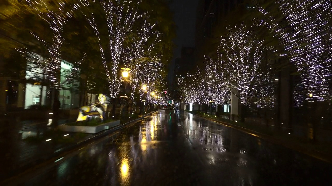 在雨夜开车。东京丸之内的圣诞灯饰视频素材