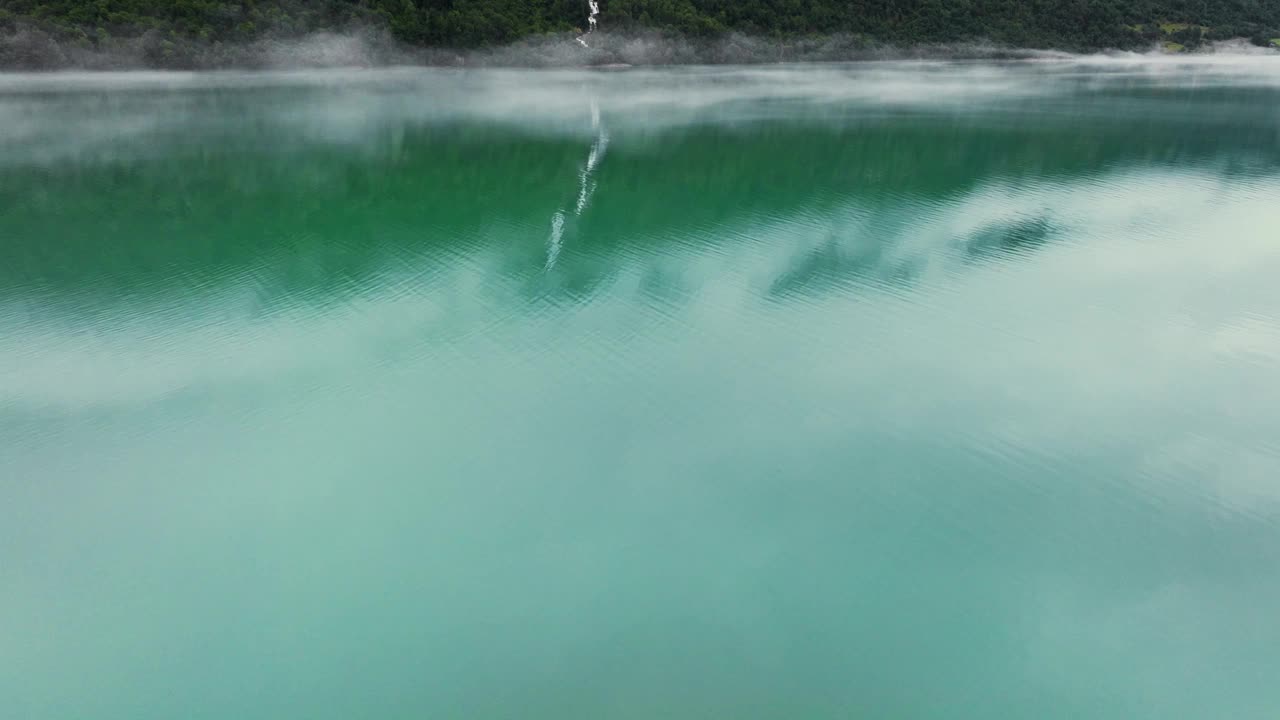 鸟瞰挪威的绿松石湖视频素材