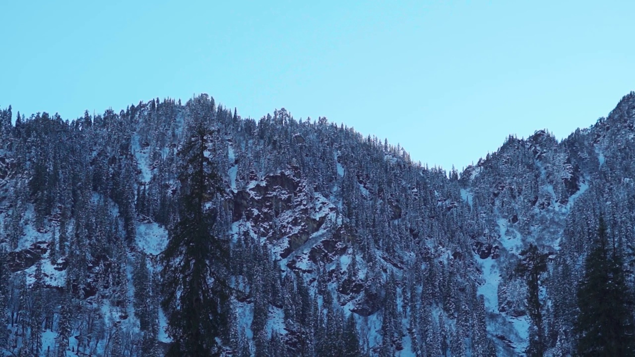 在印度喜马偕尔邦马纳里的索朗山谷，积雪覆盖的山峰。在冬季，雪覆盖的索朗山谷的山脉。自然背景。视频素材