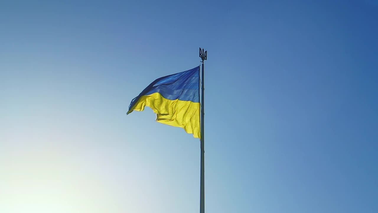 乌克兰国旗是乌克兰的官方国家象征，也是乌克兰人的国家象征之一。矩形面板的两个相等的水平条纹，蓝色的顶部和黄色的底部视频素材