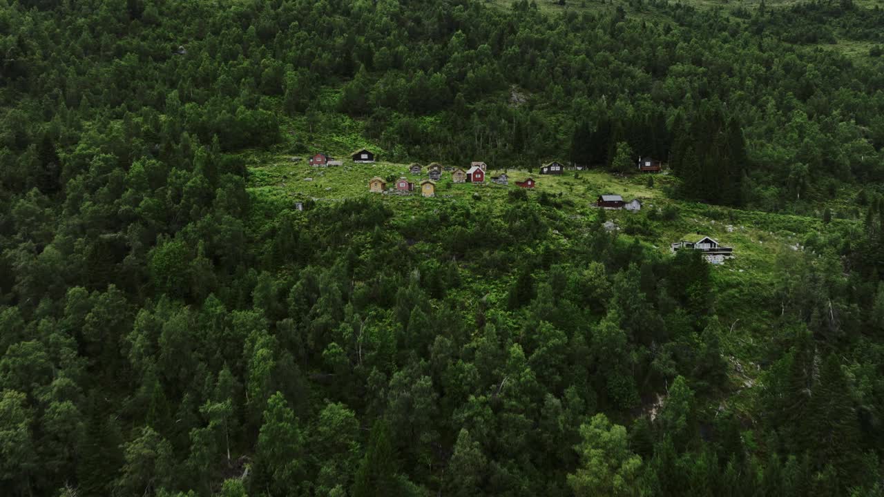 山上挪威村庄的风景鸟瞰图视频素材