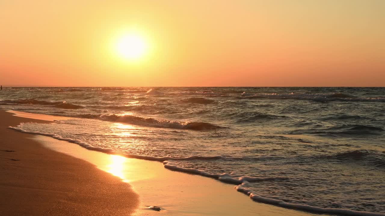 海滩上美丽的金色日落。海上夜景。视频下载