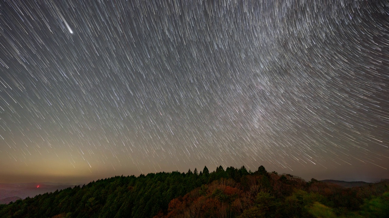 星星在夜空中拖曳的时间流逝视频素材