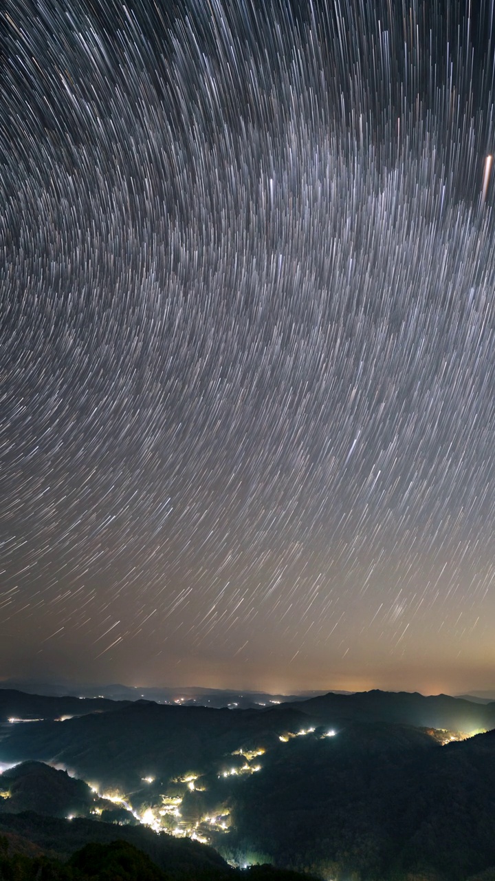 星星在夜空中划过的垂直视频延时视频素材