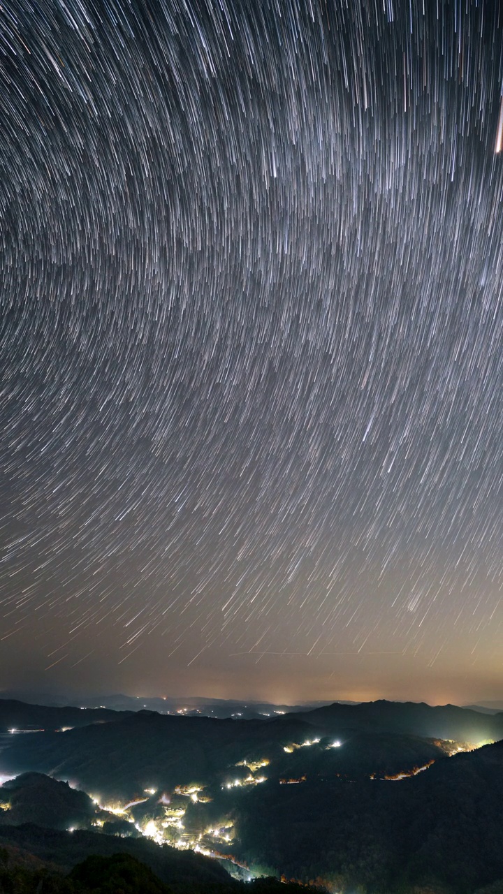 星星在夜空中划过的垂直视频延时视频素材