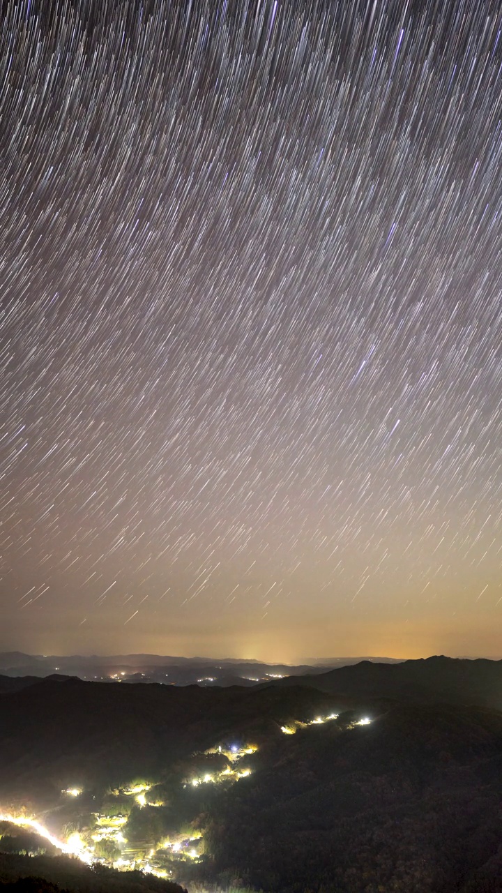 星星在夜空中划过的垂直视频延时视频素材