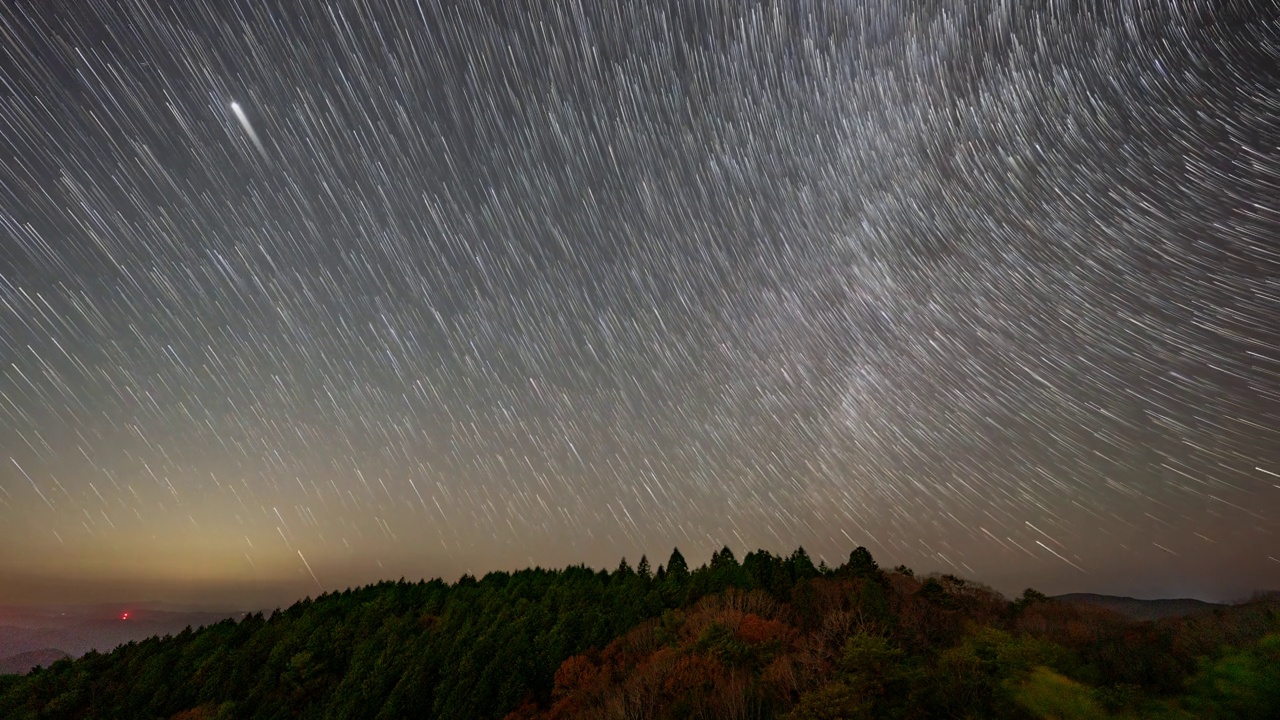 星星在夜空中拖曳的时间流逝视频素材