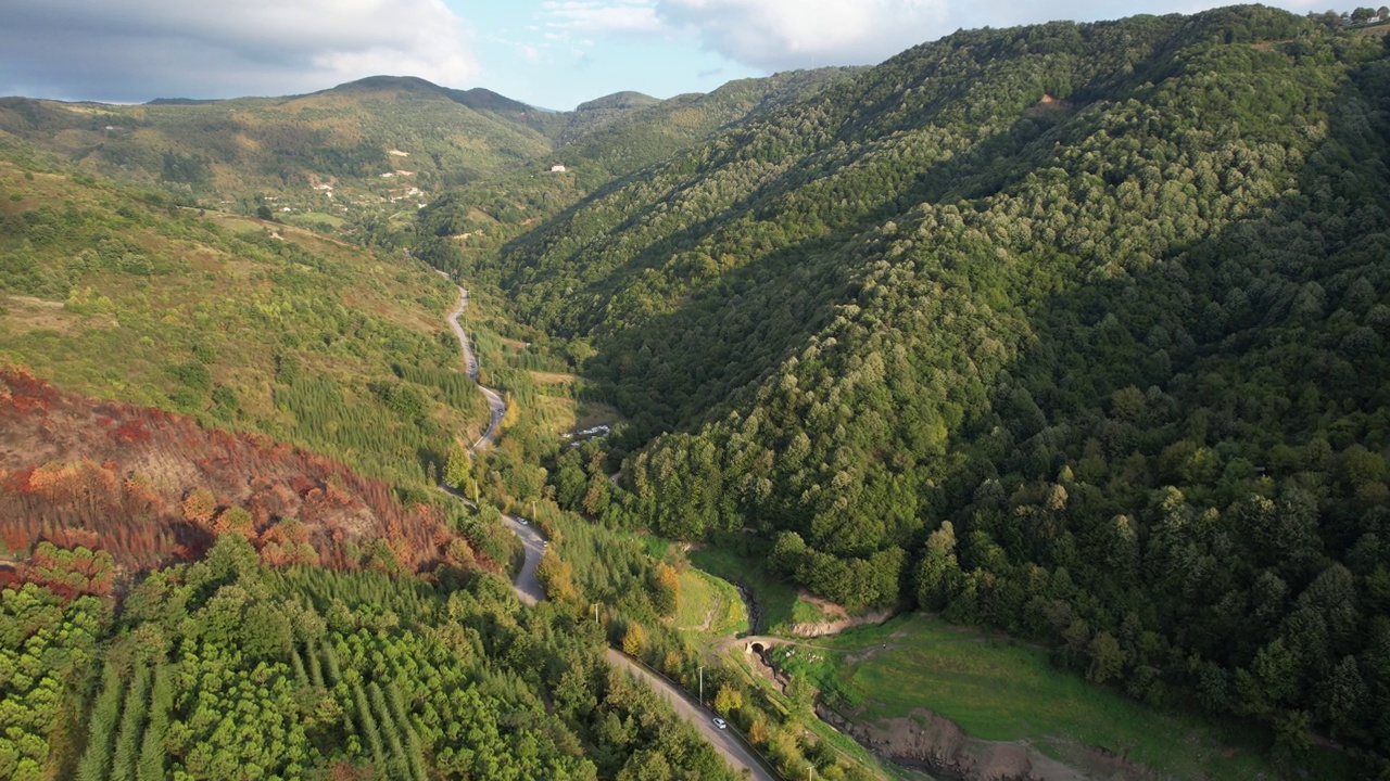 空中山，道路和溪流视频素材