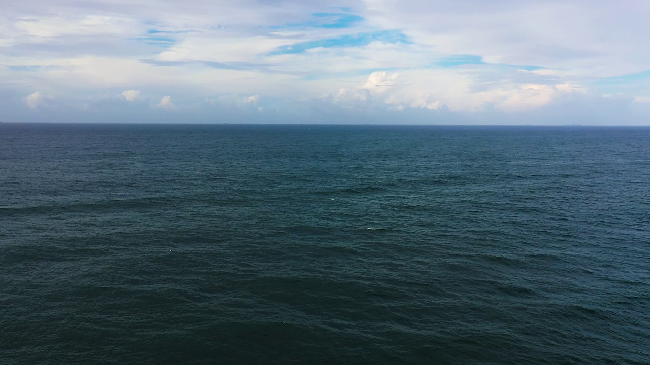 蔚蓝的天空上美丽的白云在平静的海面上。视频素材