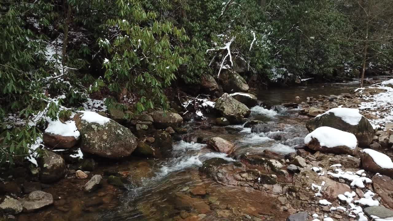 雪中流淌的山涧视频素材