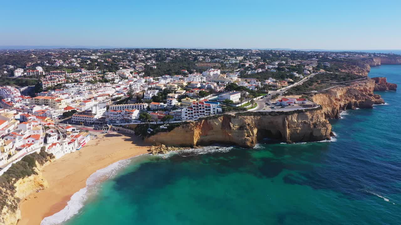 卡沃埃罗海滨旅游小镇的美丽鸟瞰图，悬崖海滩和传统的葡萄牙房屋。视频素材