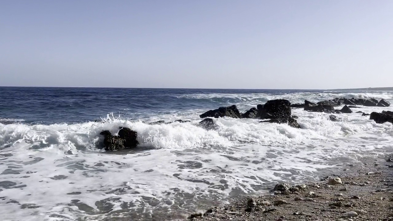 海浪拍打着岸边的岩石视频素材