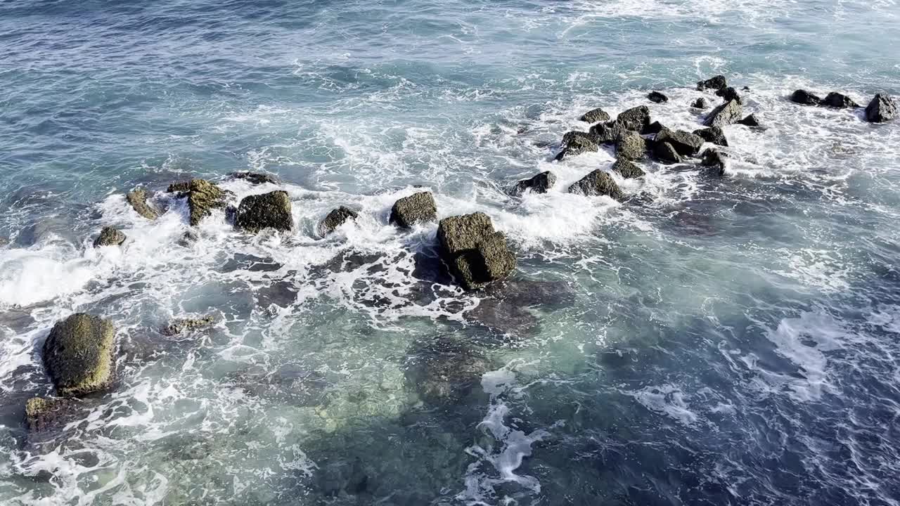 海浪拍打着岸边的岩石视频下载