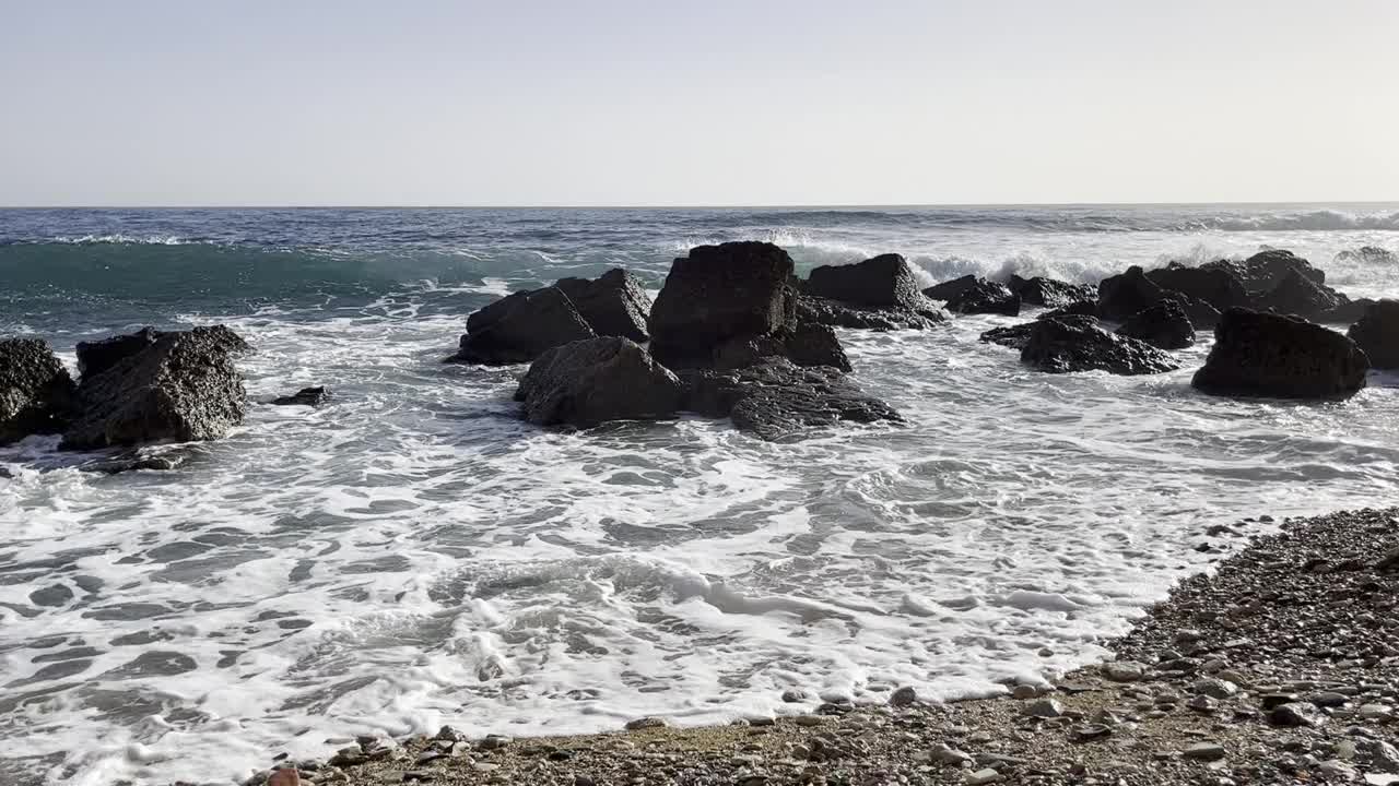 海浪拍打着岸边的岩石视频素材