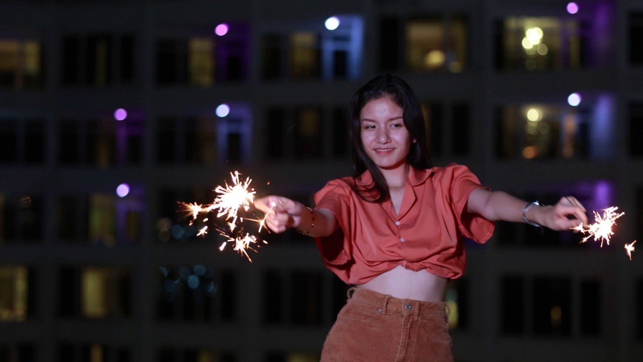 两名亚洲妇女在新年晚会上喝着酒，看着烟花。视频下载