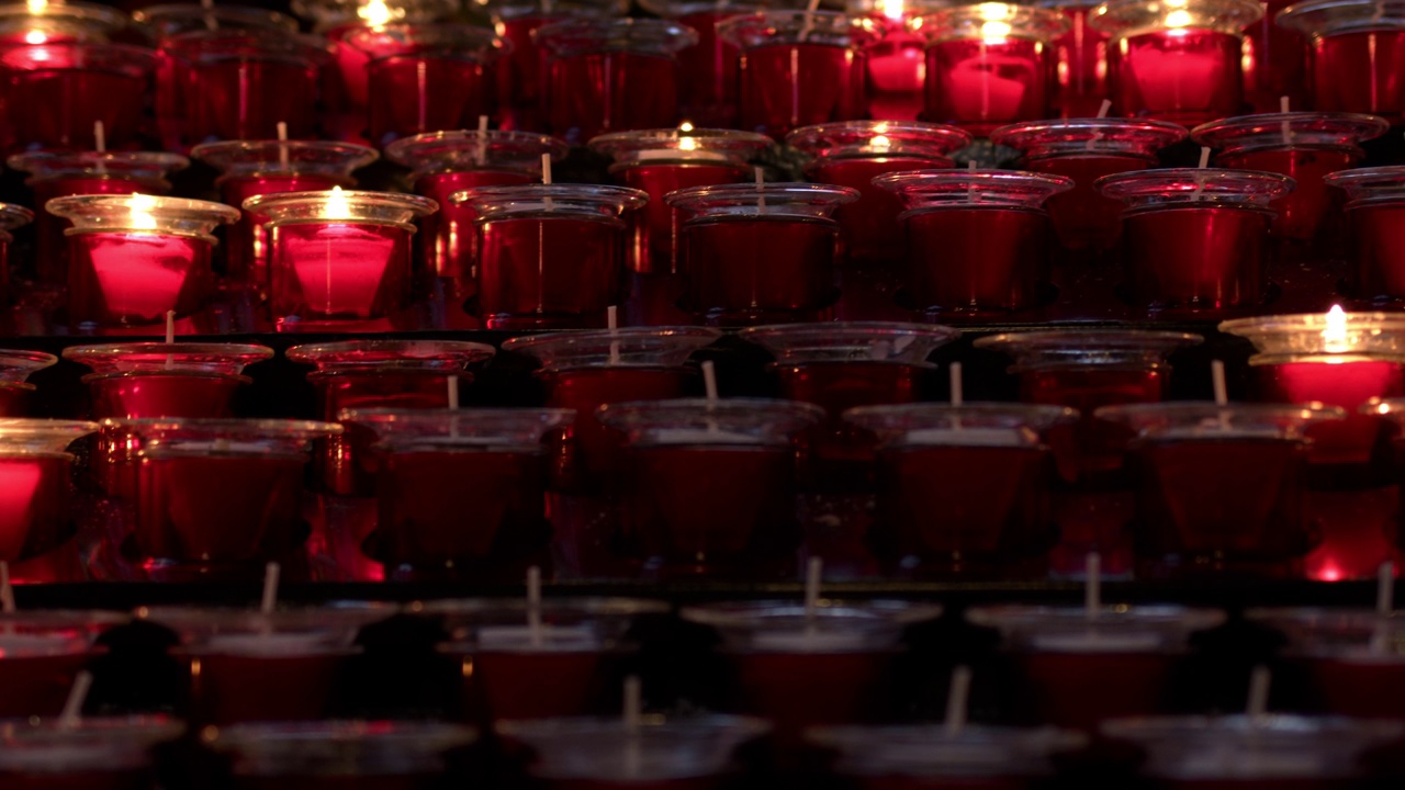 教堂里祈祷和祝福的神圣红烛视频素材