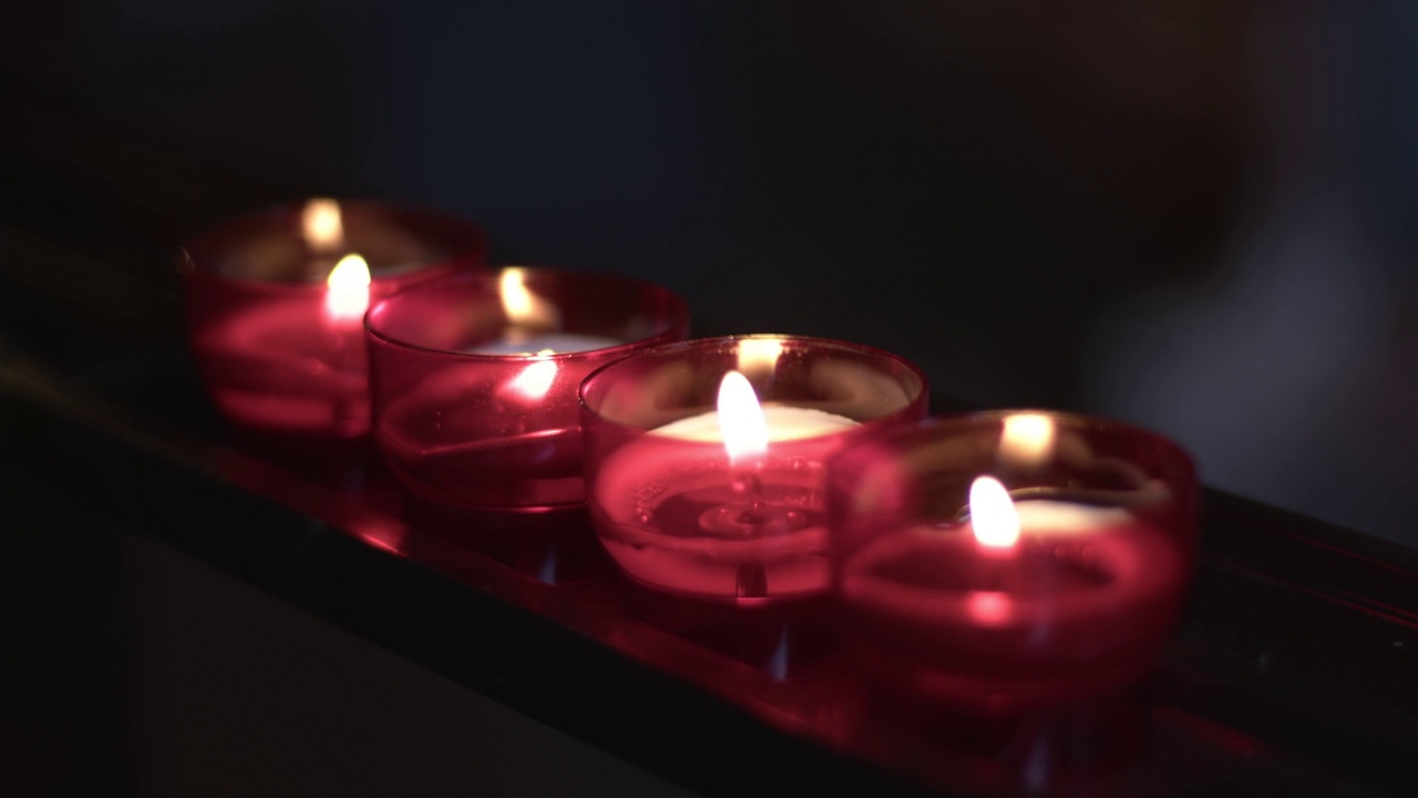 教堂里祈祷和祝福的神圣红烛视频素材