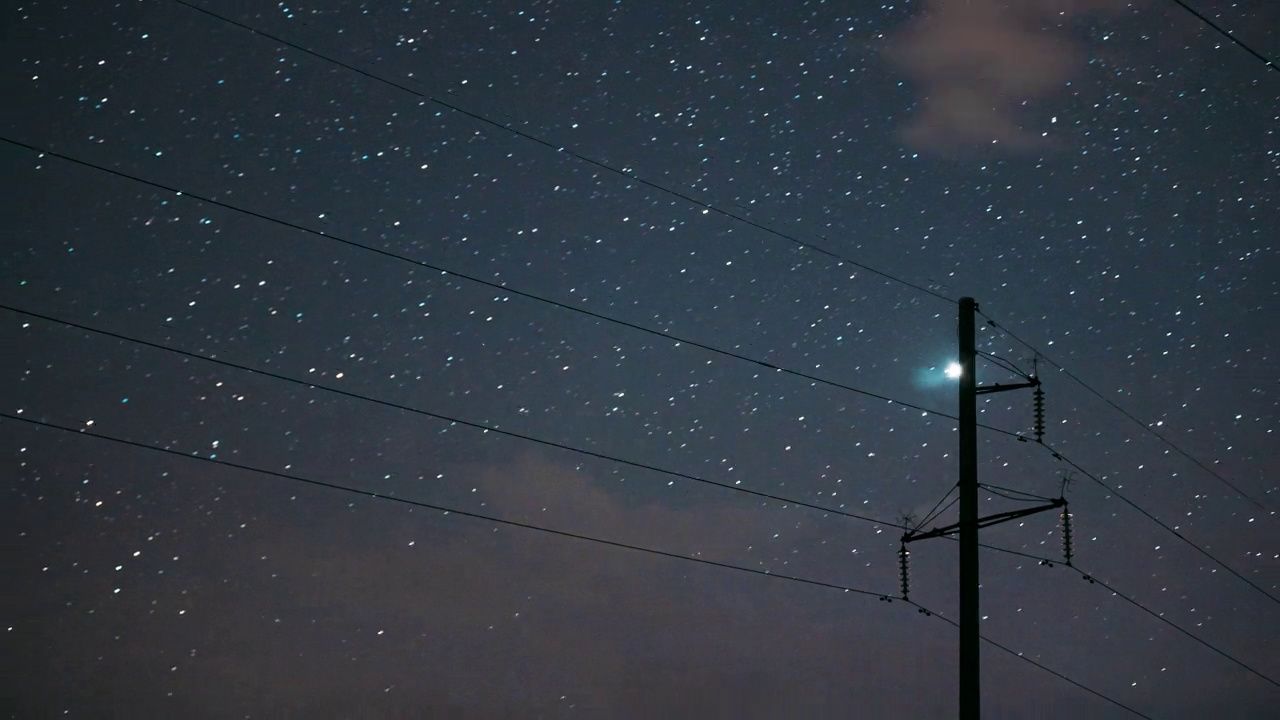 4K夜晚星空与发光的星星。在星空背景下关闭电线时间推移，时间推移，时间推移视频素材