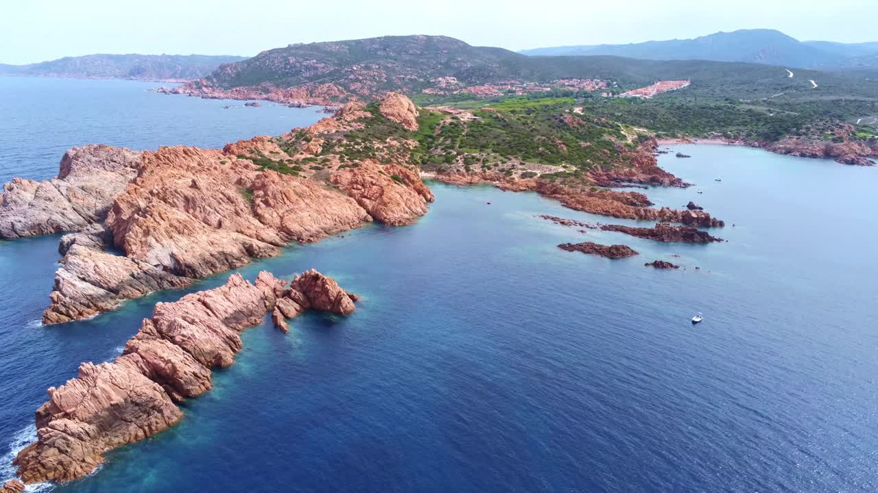 撒丁岛美丽的海岸，岩石和蓝绿色的海水视频素材