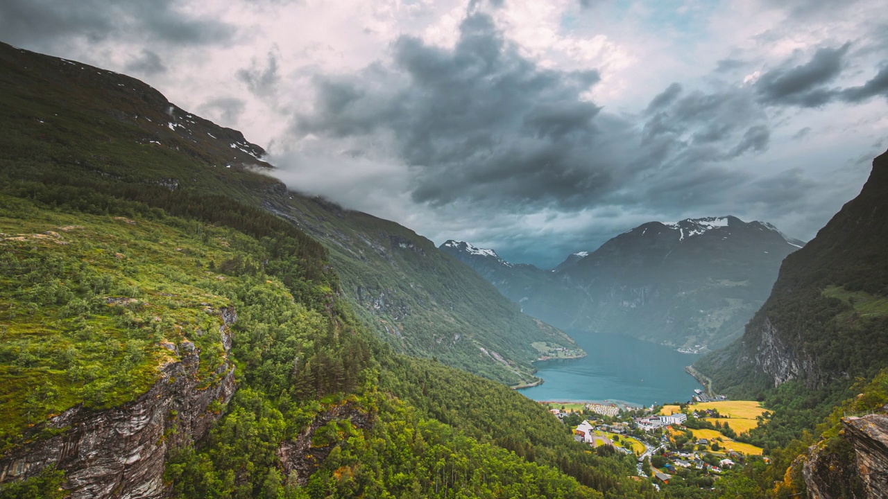 Geirangerfjord,挪威。Geiranger在Geirangerfjorden在阳光灿烂的夏日。著名的挪威地标和热门目的地视频素材