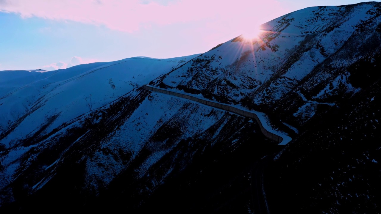 夕阳从雪山上空升起视频素材