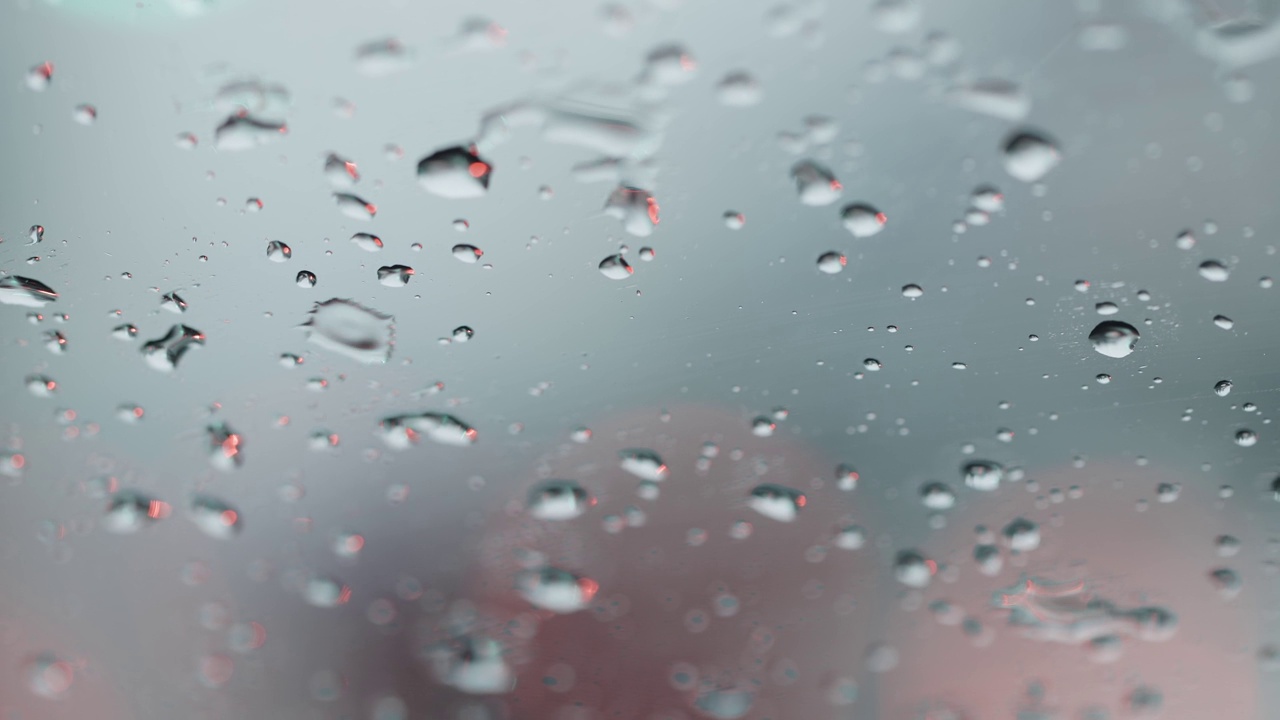 在热带公路上，一辆暴露在雨中的汽车玻璃的模糊视图视频素材