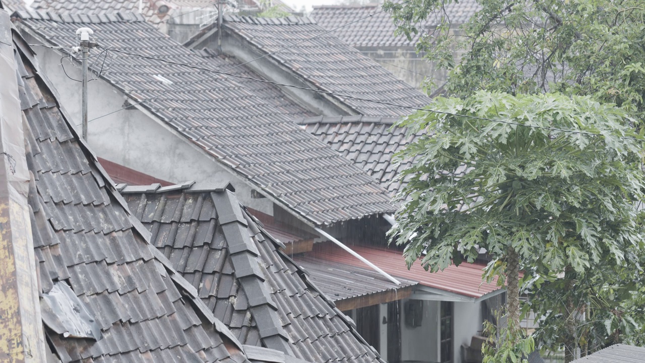 乡村地区的土房屋顶的俯视图，正在遭受小雨的袭击视频素材