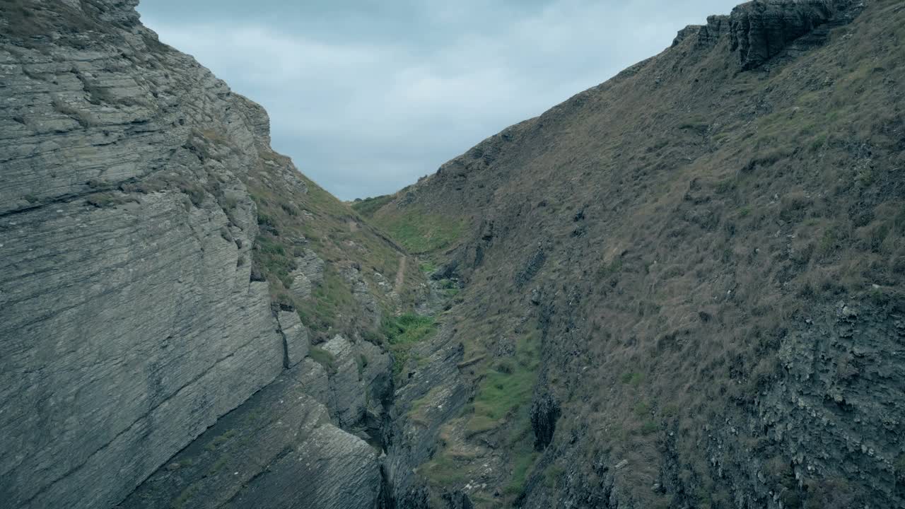 路线通过崎岖的山丘航拍视频素材