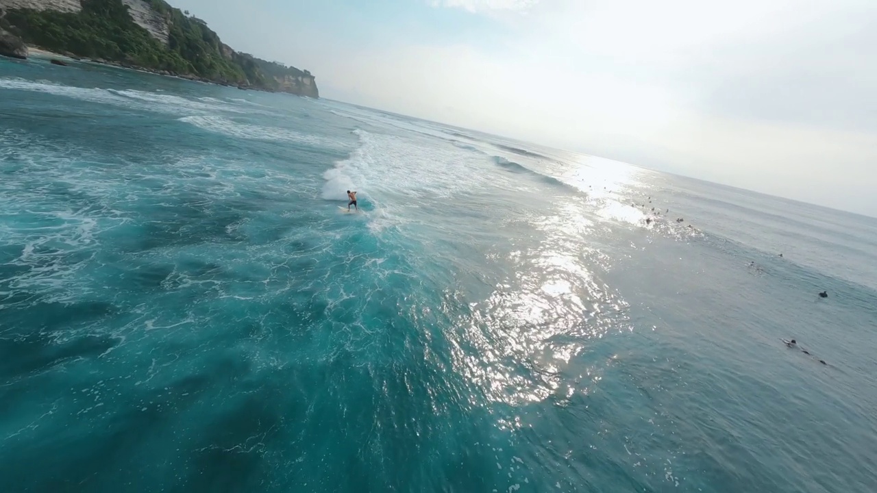 海上冲浪，游泳，旅游，人们放松，波天堂，热带度假，空中全景视图视频素材