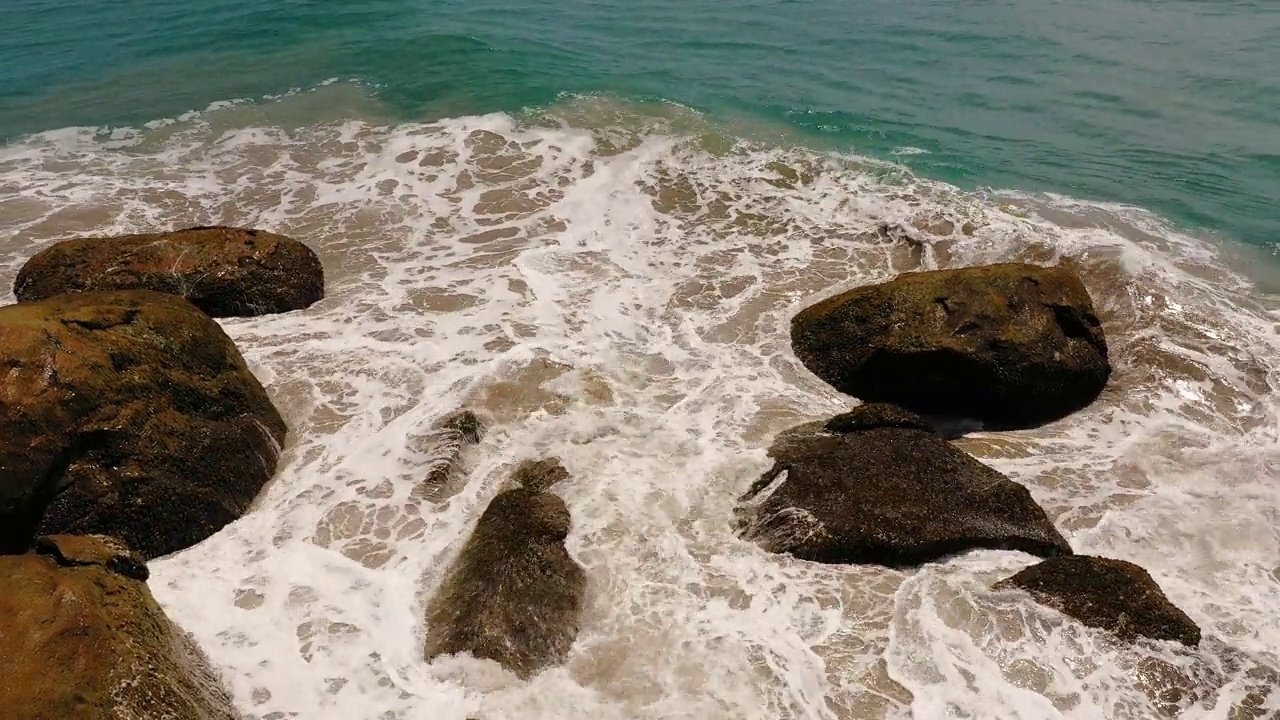 海洋冲浪与海浪顶视图。视频素材