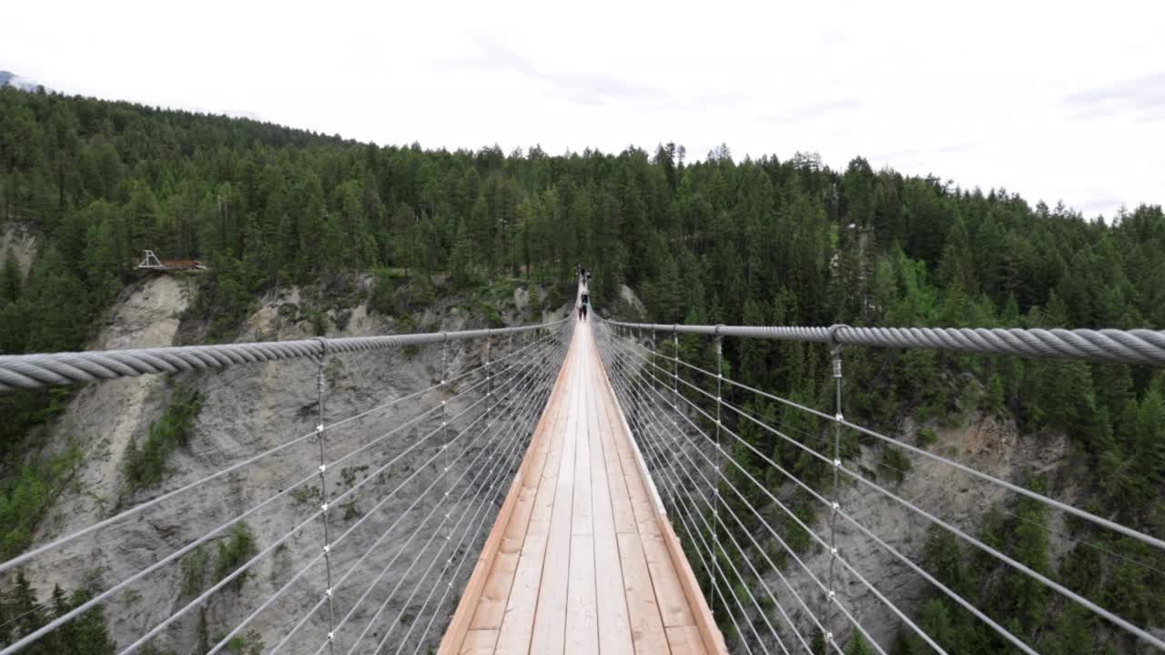 POV走过木制吊桥视频素材