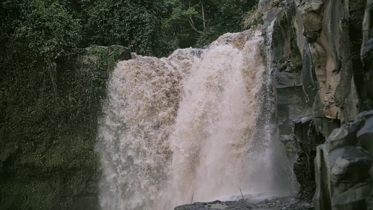 瀑布在岩石和热带森林之间视频素材