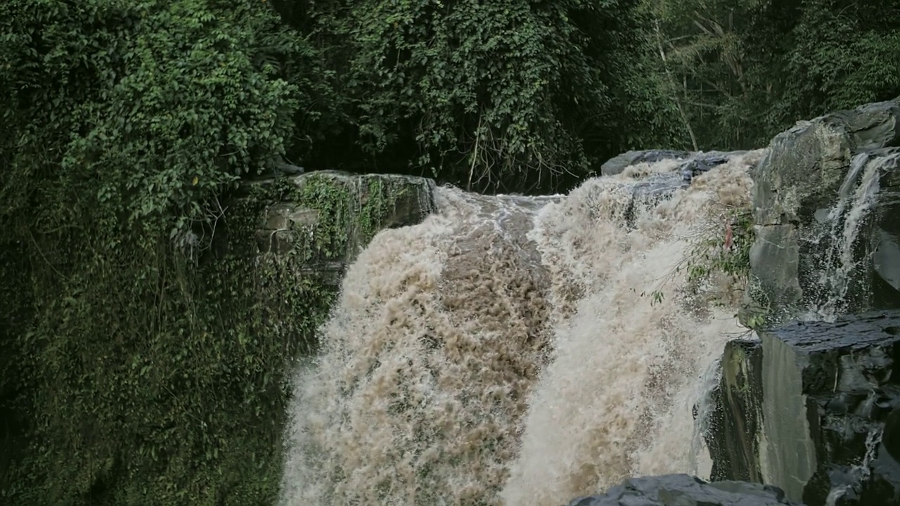 雨季在热带森林和岩石间的瀑布视频素材