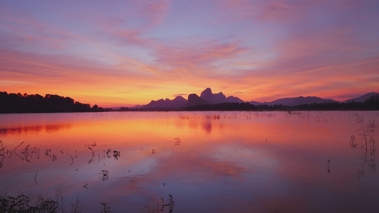 风景夕阳，河流和戏剧性的天空视频素材