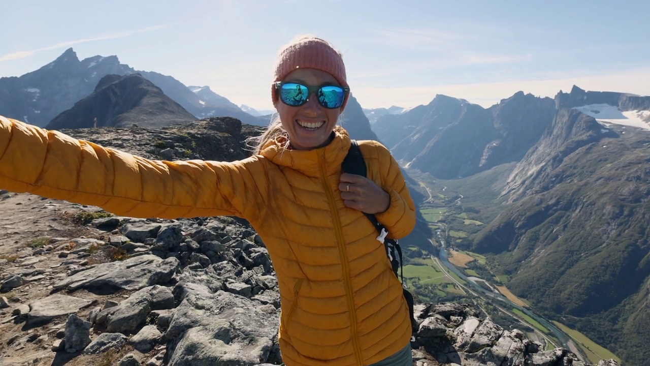 在挪威徒步旅行的女子在山顶自拍。在挪威旅行视频素材